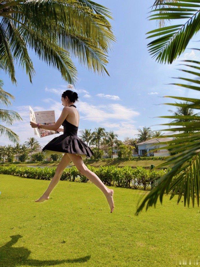 彭小苒露背一张比一张哇噻 彭小苒用露背大片开启新年，简约的造型突出优越的肩背线条