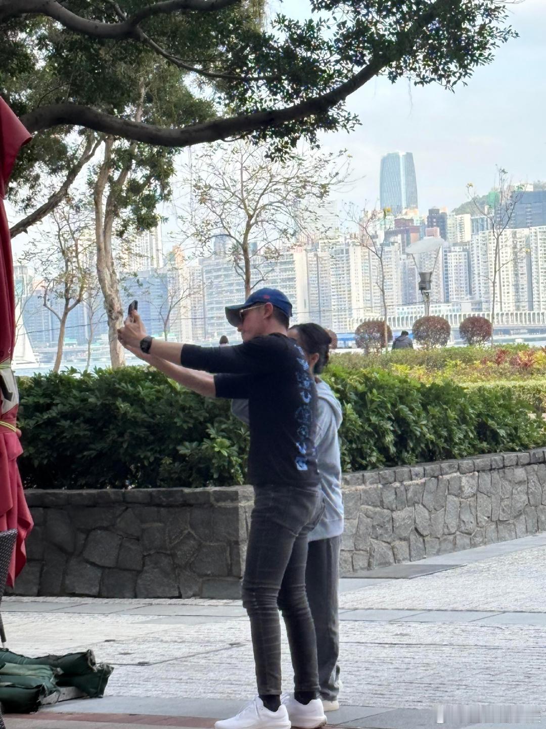 香港偶遇霍建华网友偶遇霍建华喝下午茶，真人超帅超温柔，一点不摆谱，用餐结束主动和