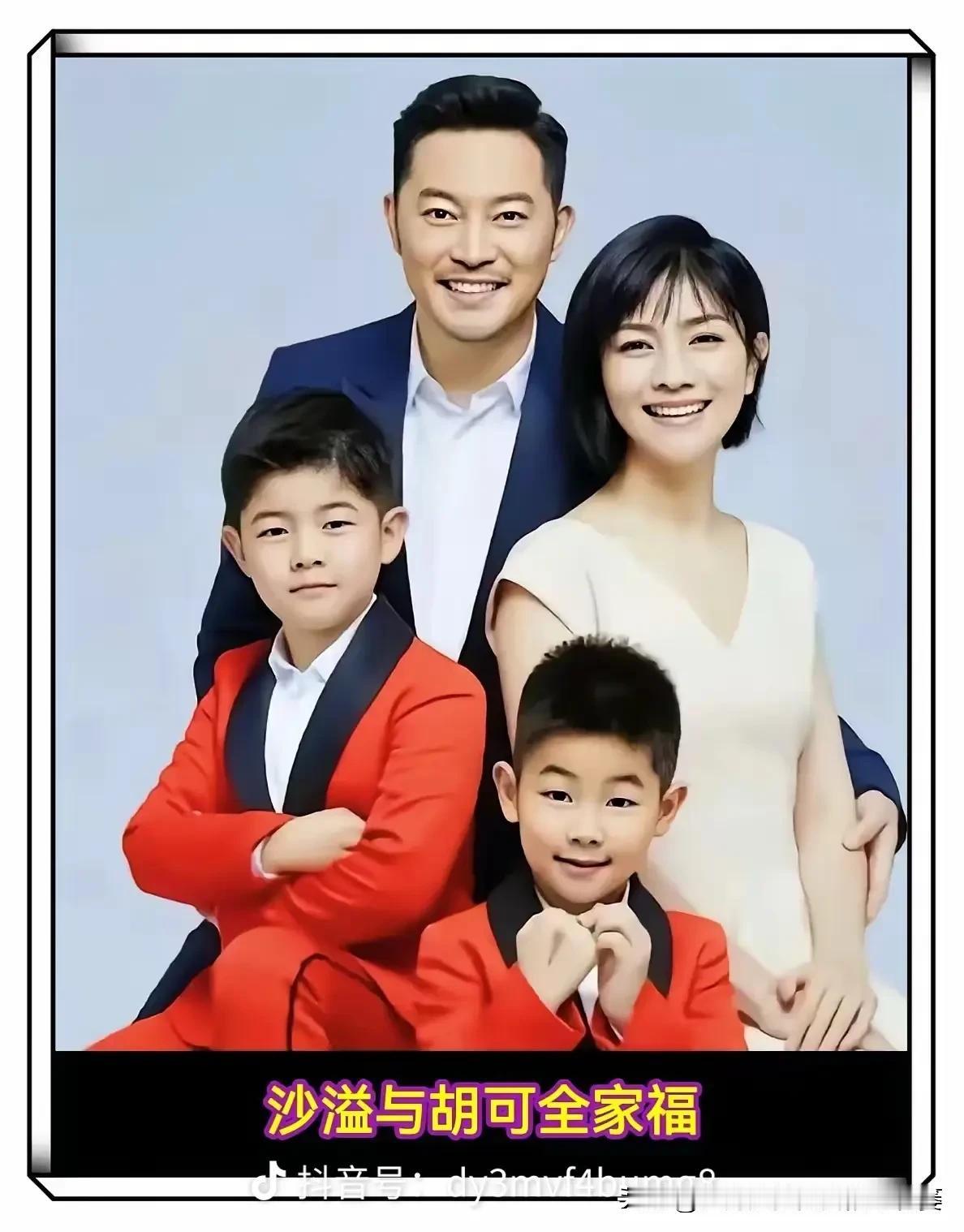 台上星光璀璨，家中温暖相伴，全家福定格一家人最珍贵的幸福时光。
沙溢&胡可、杜淳