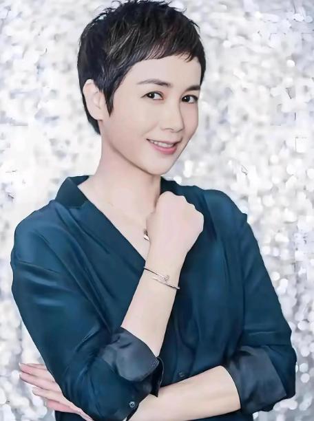 2016年，蒋雯丽把公司刚套现的13亿，大方地拿出1.2亿大方送给自己的外甥女马