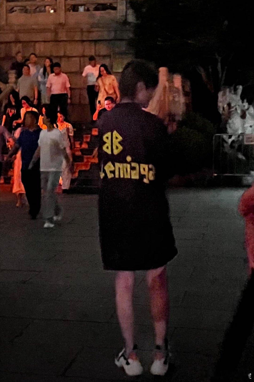 黄鹤楼偶遇李宇春 武汉夜游惊喜拉满，游客在黄鹤楼灯光秀现场撞见李宇春，紫色造型松