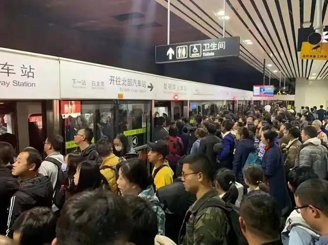 我感觉这些人真的是狠人。每天早晨要四五点钟起床就要去挤地铁，然后又要坐公交，或者