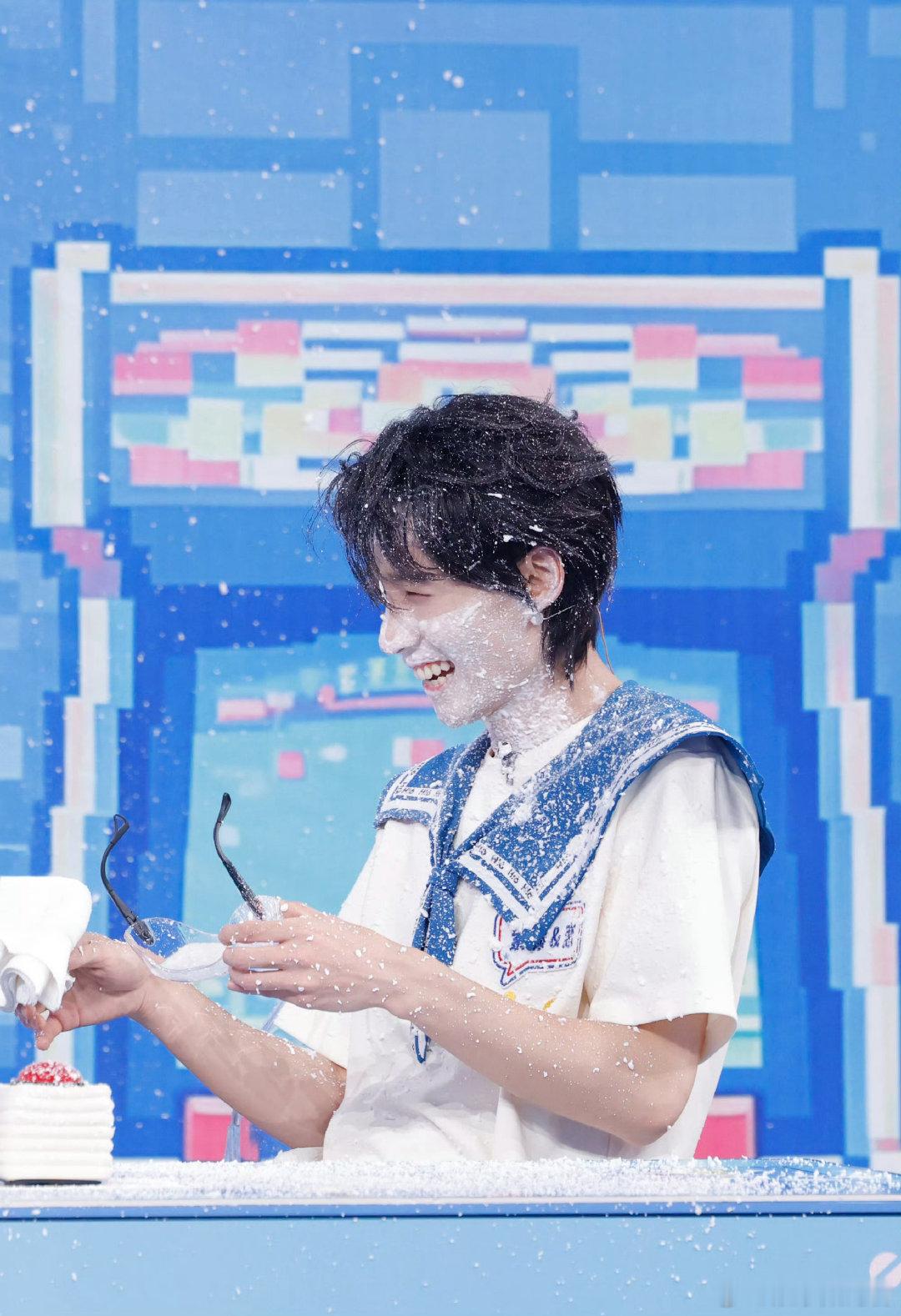 鹭卓卓沅晒早期非主流照你好星期六 与鹭卓和卓沅一起回到千禧年，插上耳机回顾那非主