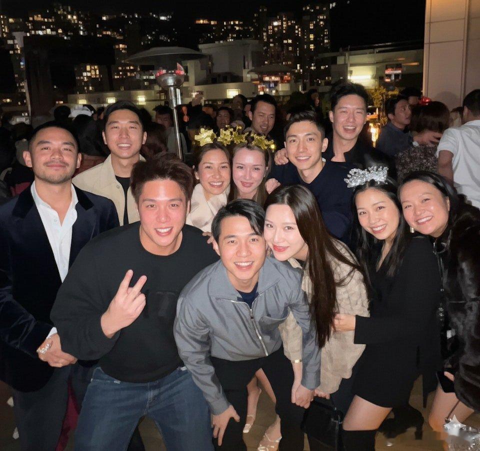 賭王何鴻燊四房公子的何猷亨趁著昨日元旦之夜，帶同女友出席朋友聚會，在大合照時兩人