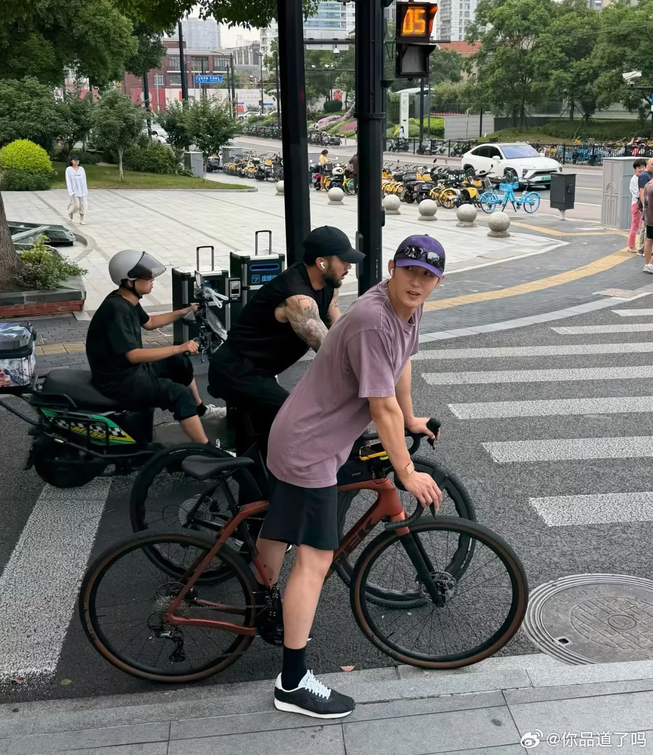 有网友在上海街头偶遇黄景瑜他和朋友在骑车！他私下里真的好松弛，口罩都不戴，就大大