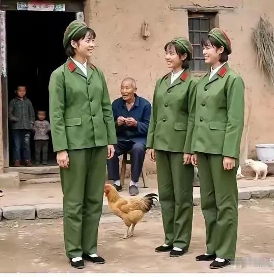 那时，部队野外拉练来到了村里，这个老百姓家里住了三位女兵，她们纪律严明，英姿飒爽