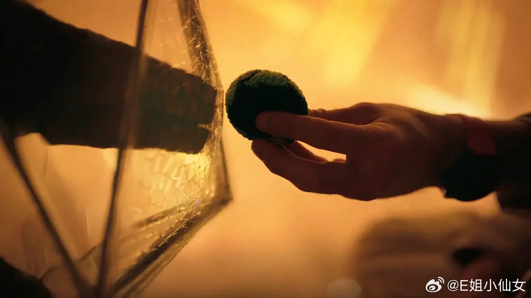 《挽救计划》里有很多我喜欢的细节，其中就有“敲门”这个动作的设计。第一次敲门，来