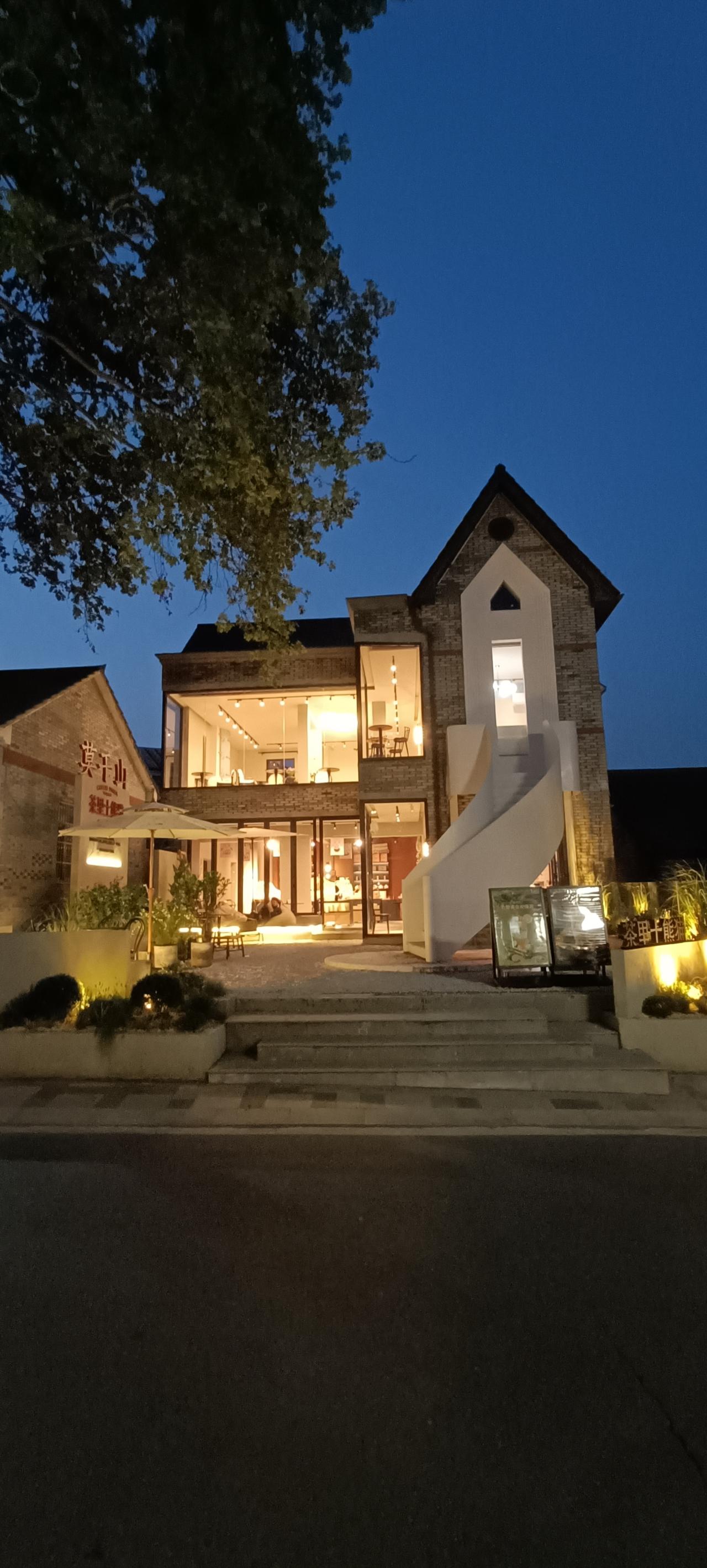 夜幕下的温馨小馆，静谧的夜晚，温暖的光线，让人心驰神往。
上联:灯火阑珊处，
下