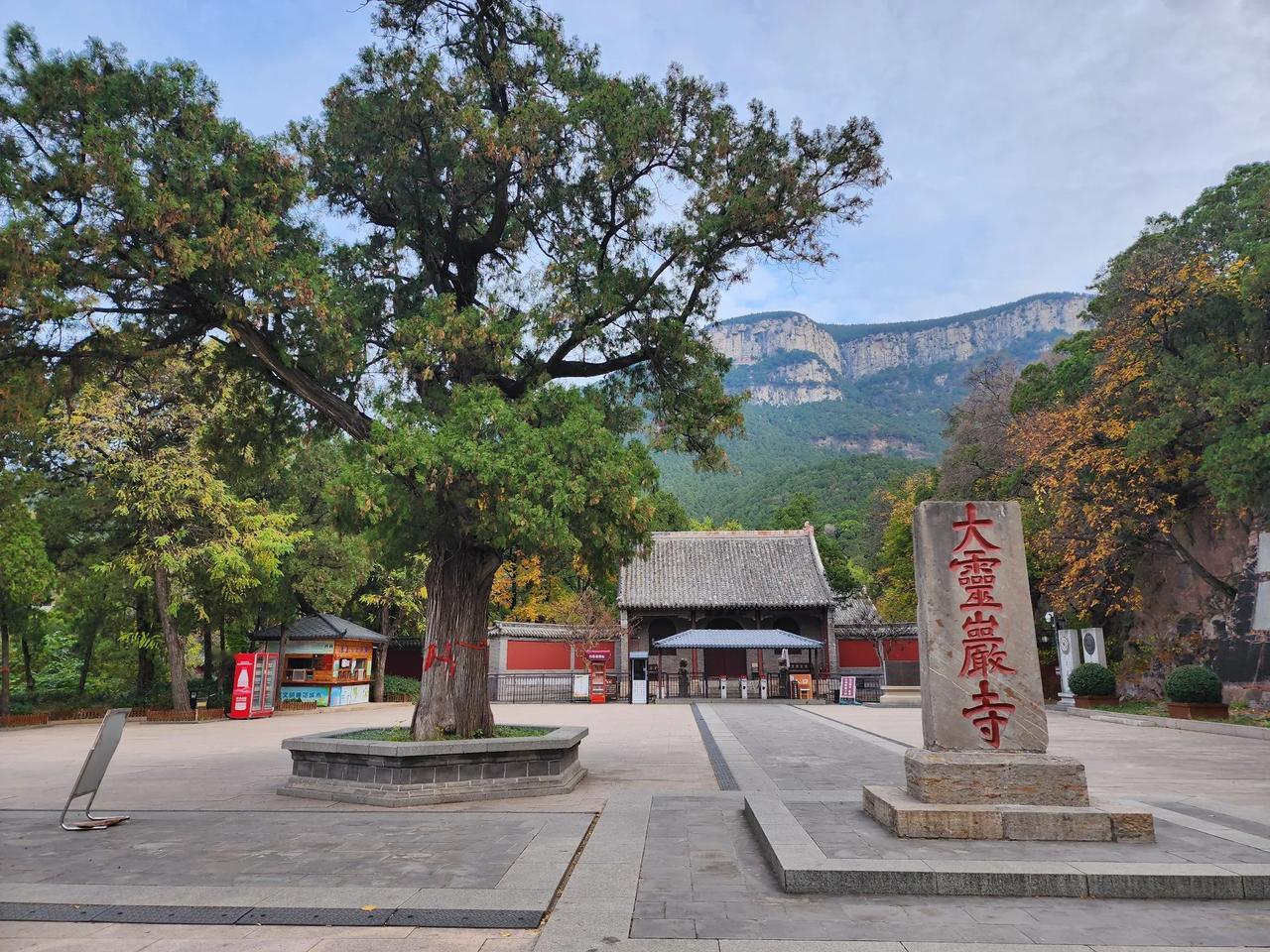 济南的灵岩寺与杭州的灵隐寺均创建于东晋初年，名称仅一字之别，然而灵岩寺的名气却远