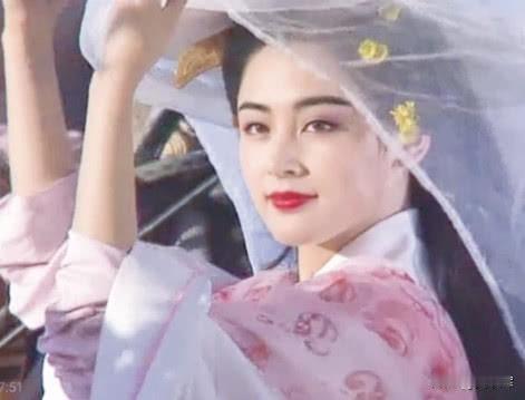 四大美女，其中一个居然是虚构人物，历史上没有貂蝉这个人。
因为正史无载：貂蝉仅仅