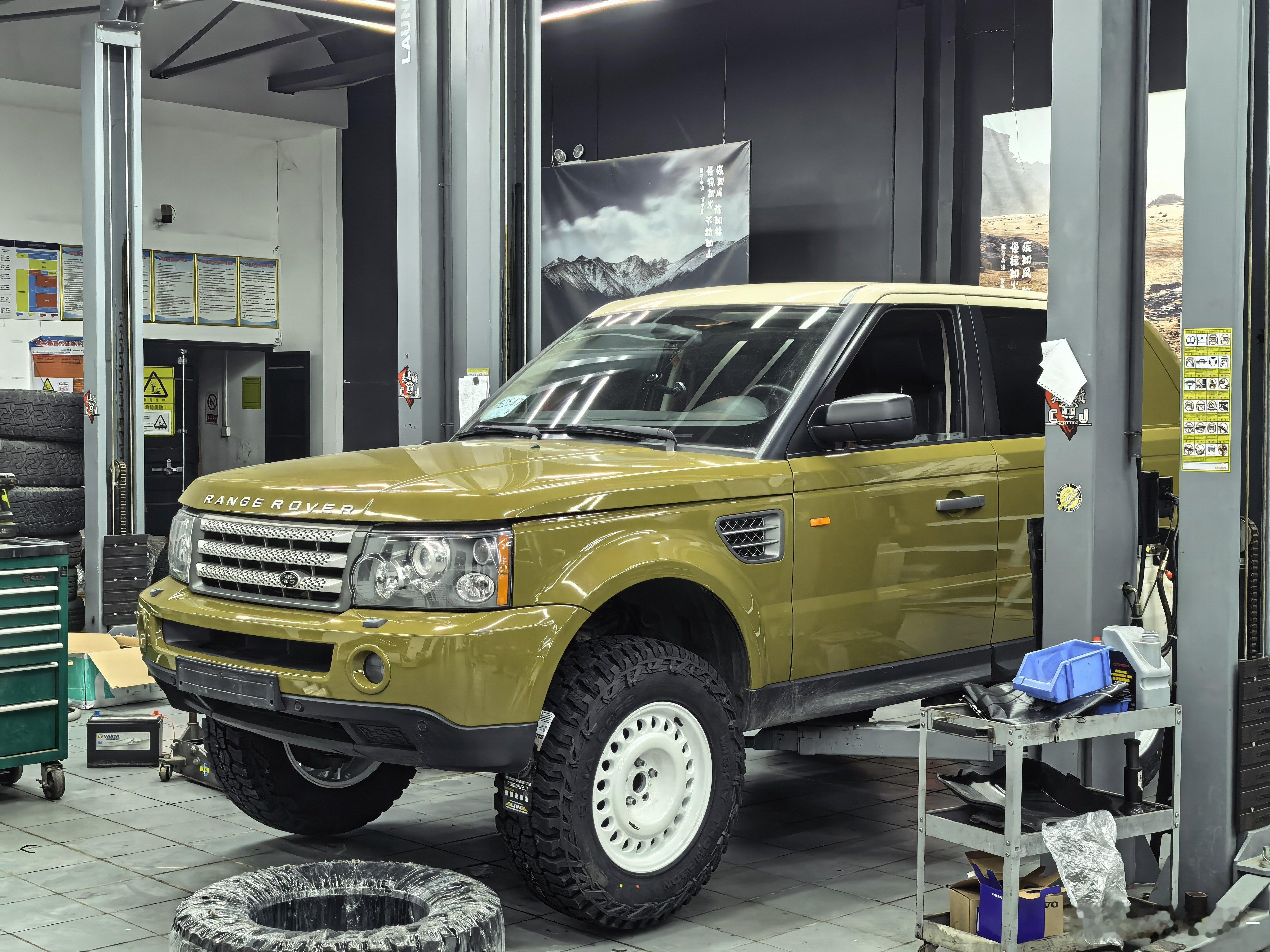 在武汉见到老朋友那是真开心，叨叨一小天儿阿威过来升级大揽胜好消息这车身颜色，再搭