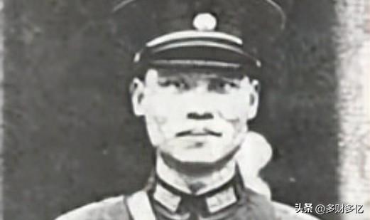 顾祝同执行军务，路过家乡，偶然想起结发妻子，于是回家去看望，谁知进门见妻子肚皮鼓