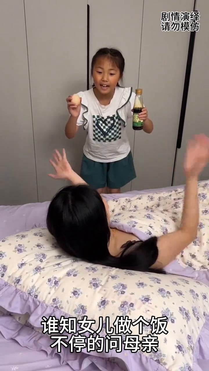 女儿看到母亲感冒了还在做饭，下一秒她的做法太有才了。
女子感冒了在切红萝卜，这时