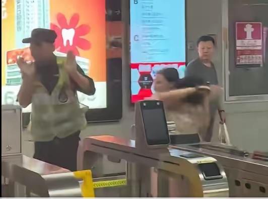 深圳地铁一幕惹众怒：女子疯狂殴打安检员，不还手的他获全网力挺！

2025年9月