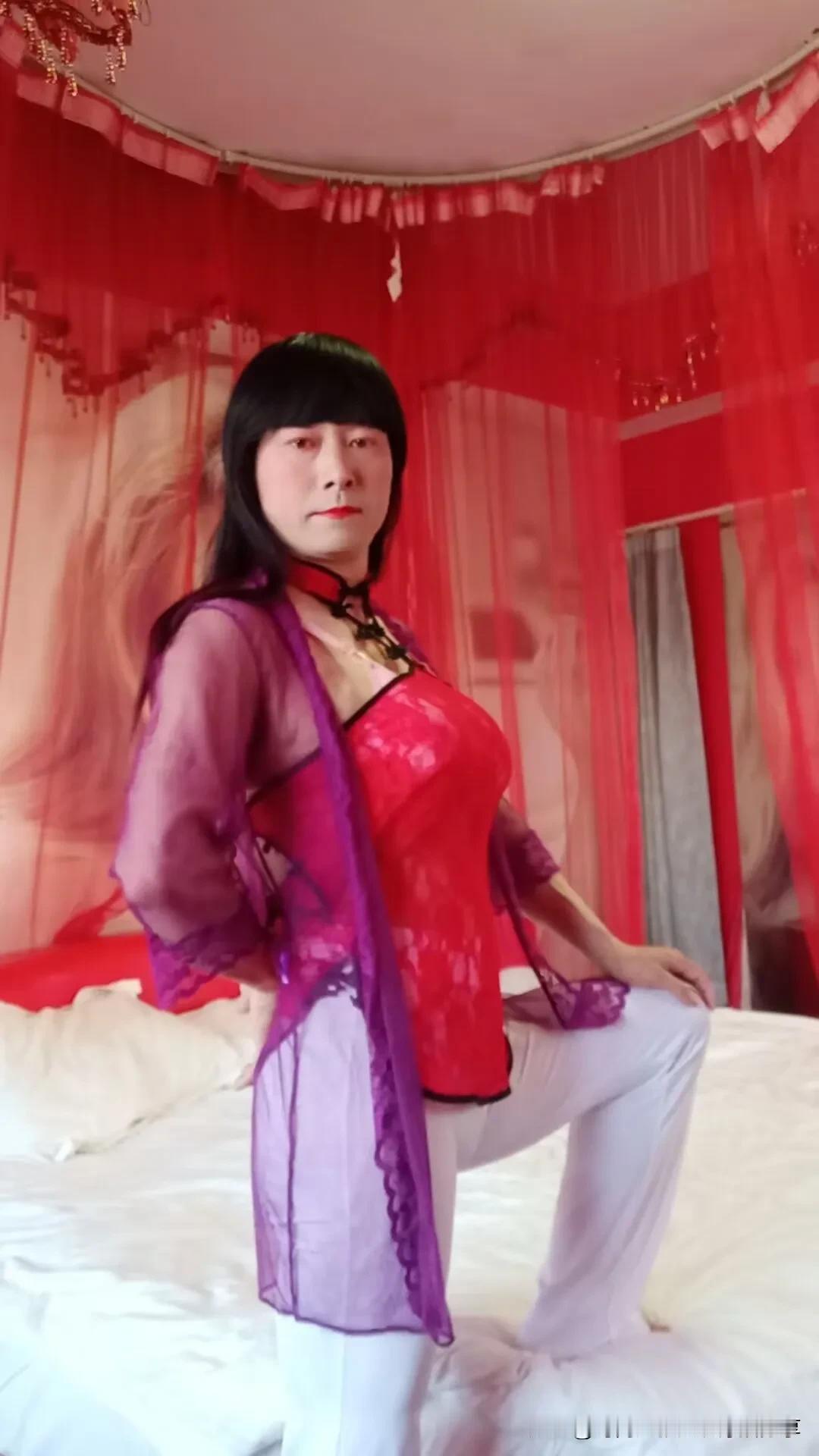 时尚大叔酒店变装自拍
变装自拍，变装秀，
#变装# #自拍# #时尚女装# #变