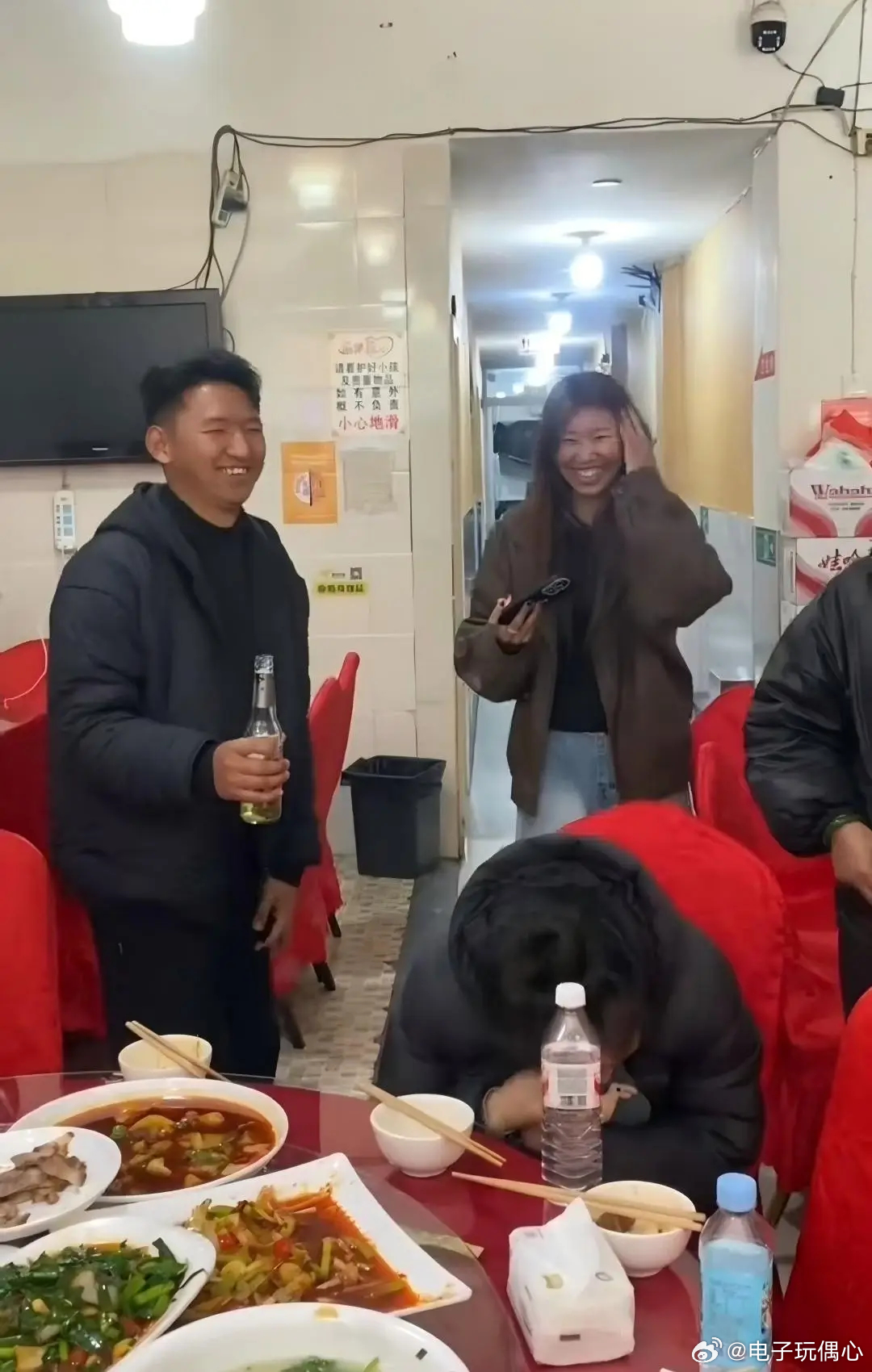 相亲时小伙对女孩一见钟情，娇羞模样太清纯，网友：我看了也心动 