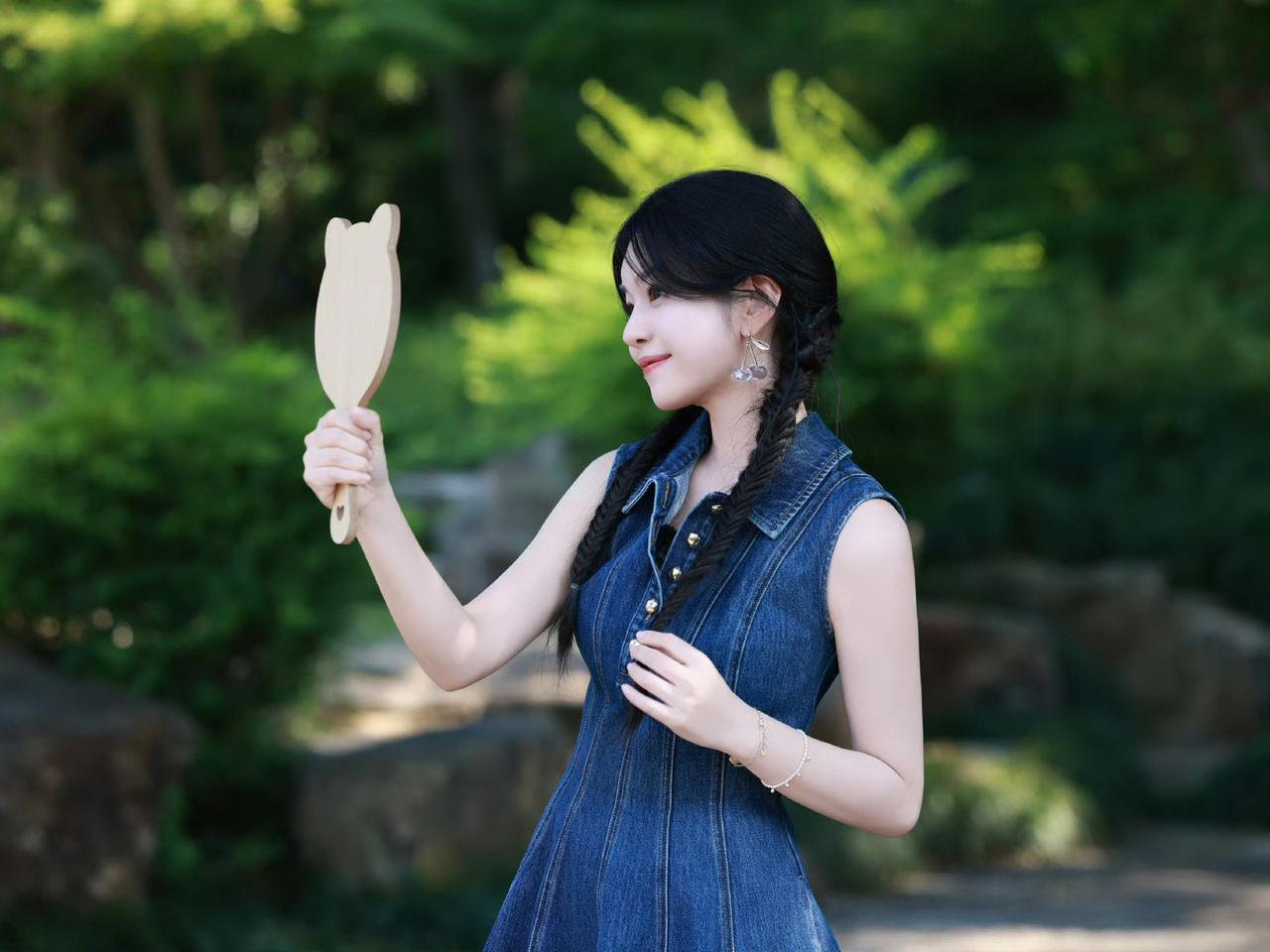 牛仔裙配双麻花辫，是清爽夏日的限定甜妹！跟着养生搭子一起动起来，气血充盈的样子太