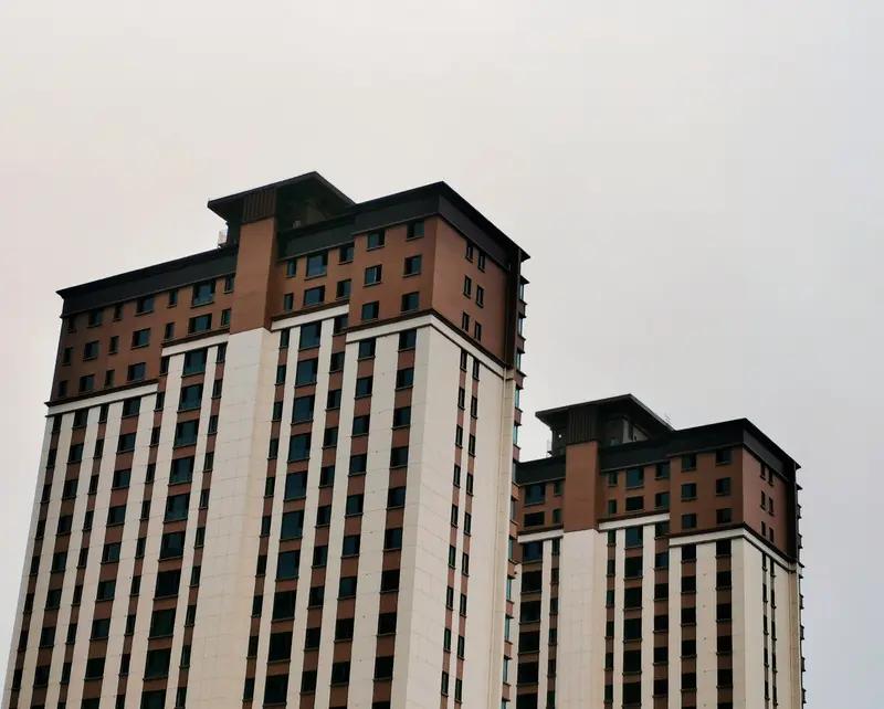 源头在哪 最近我住的楼栋半夜频频传出噪音，搞得人根本没法好好睡觉。起初我以为是楼