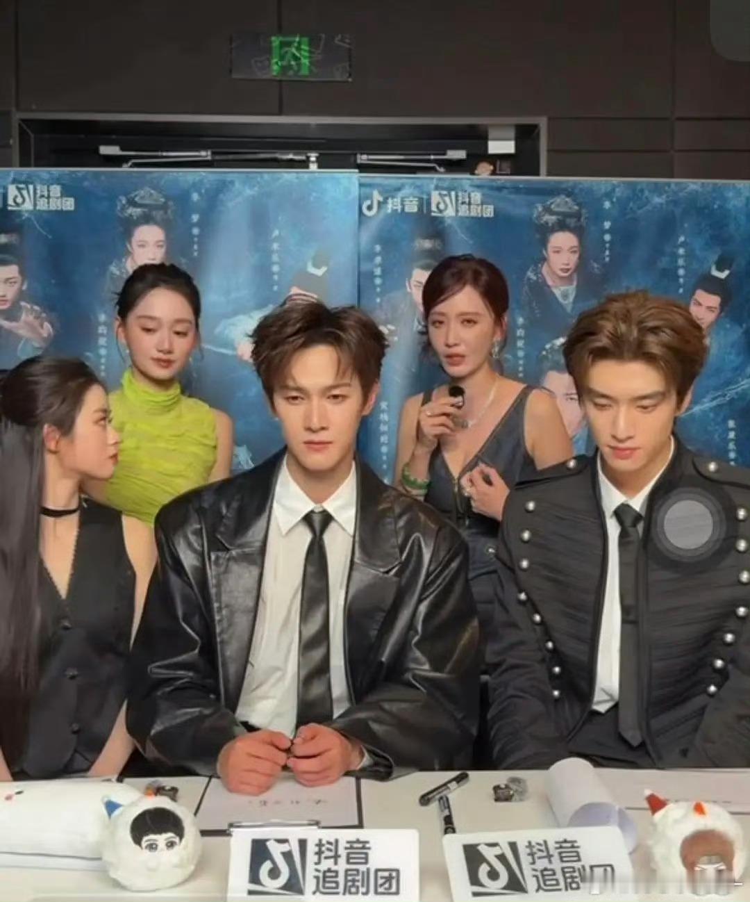 冰湖重生 主创精神状态好像都不怎么好。