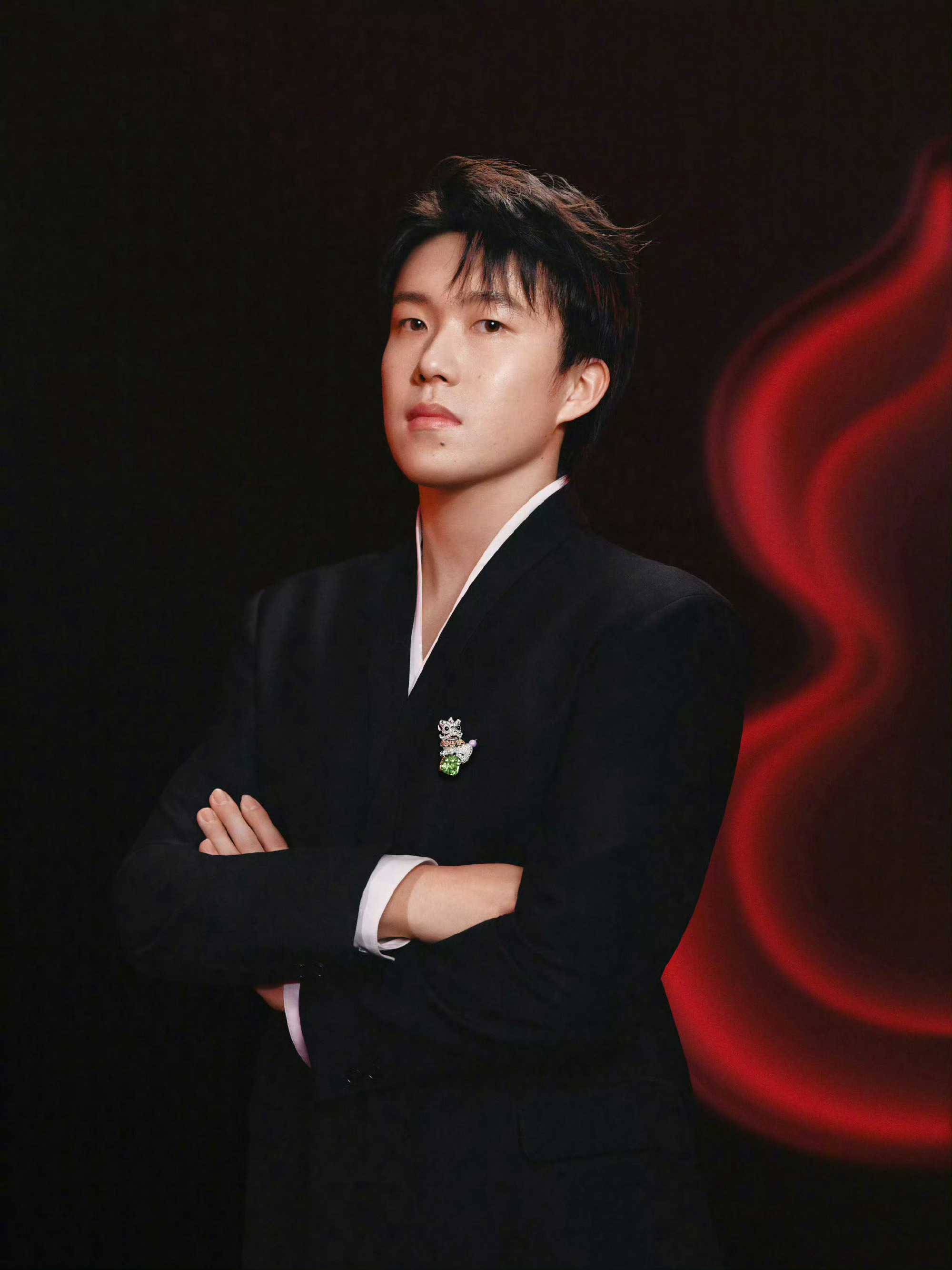 全球代言人王楚钦Qeelin 新大片，演绎品牌XiXi系列高级珠宝胸针，矜贵优雅