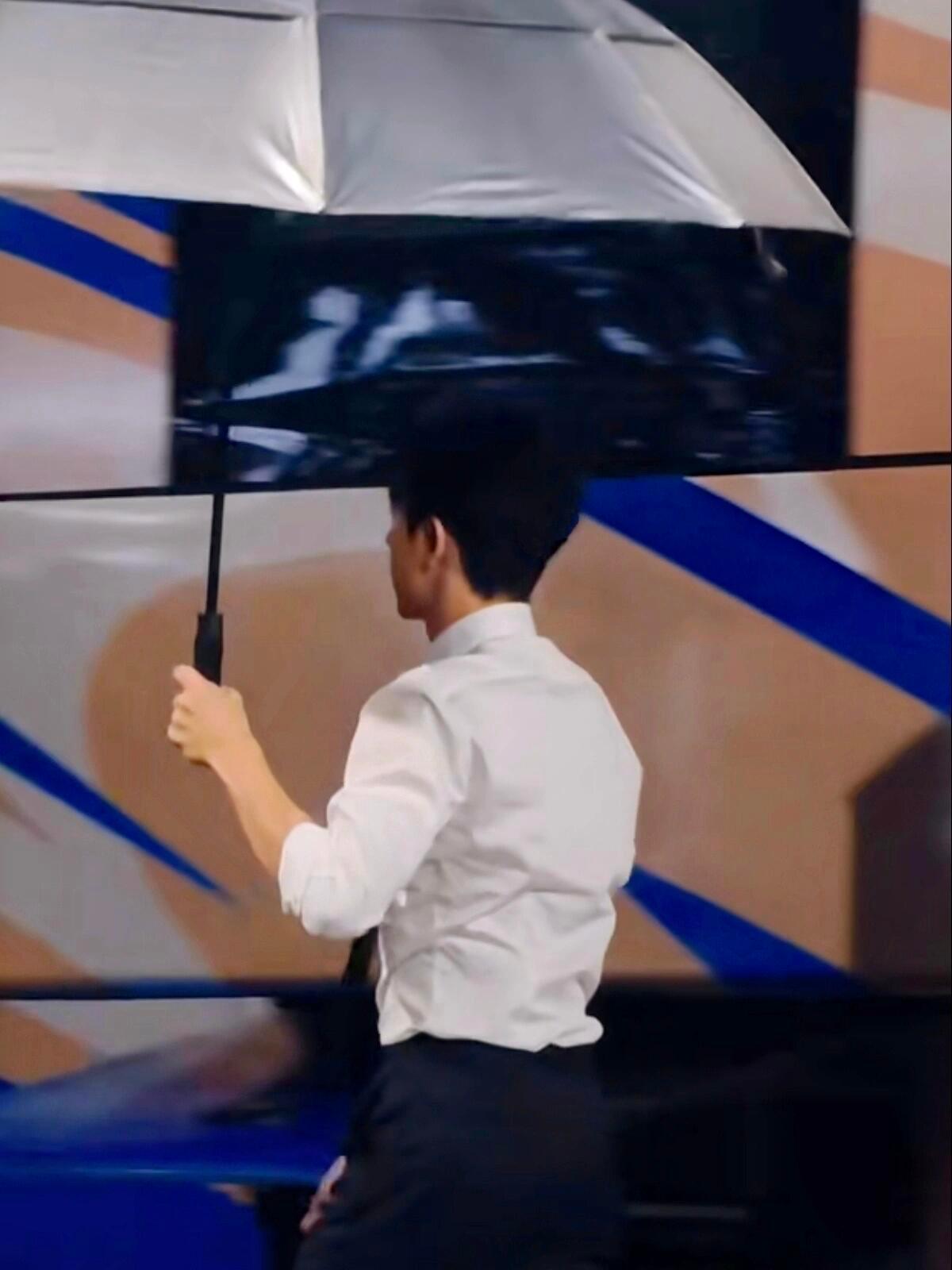 李现  走戏的时候就是李现本现，可可爱爱这套白衬衣西装裤太懂事！撑伞的手臂、宽肩