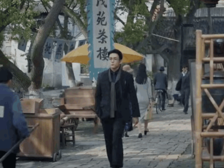 《孤舟》顾易中走在街头，察觉有人跟踪，他一个急转弯抓住了此人，但又立刻松开了，因