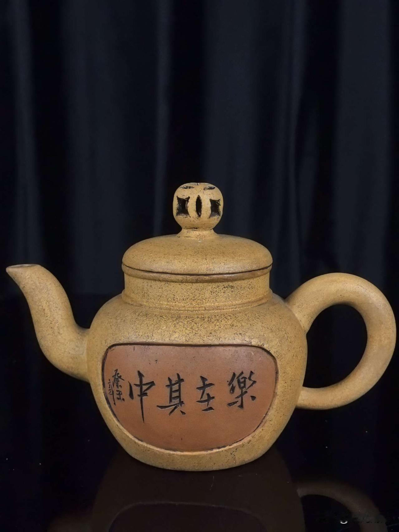 怎样看待紫砂壶的收藏价值?
浅谈紫砂壶收藏价值，分享金沙寺款开窗诗文梅花壶
 
