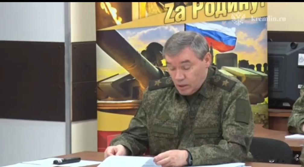 - 图片 1（2025 年 11 月 20 日）：格拉西莫夫总长向普京汇报“解放