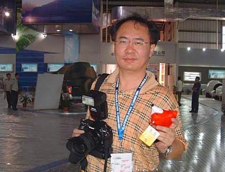 顶着国际头衔抹黑祖国，拿民族伤痛博眼球。随后伪装“军事专家”赚取利益，东窗事发，