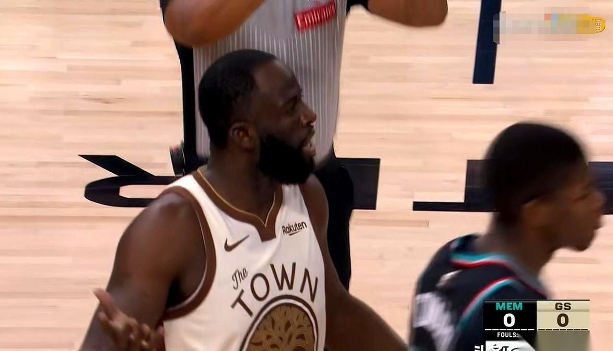 勇士主场打灰熊，半场落后，场子有点冷。
但诡异的一幕开始了。球传到追梦格林手里，