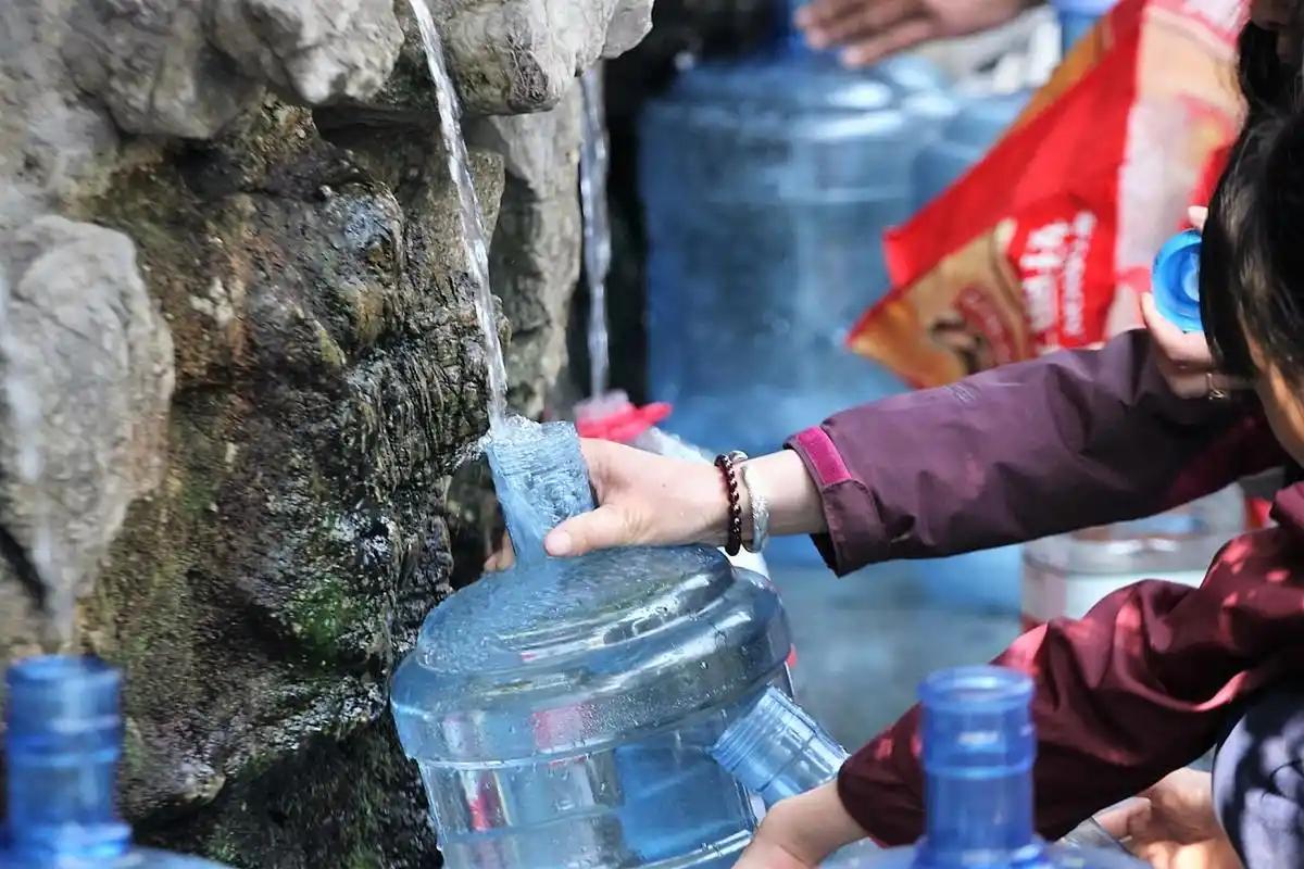 放生矿泉水这种行为十分荒诞，应批判看待。放生本是出于对生命敬畏、倡导人与自然和谐