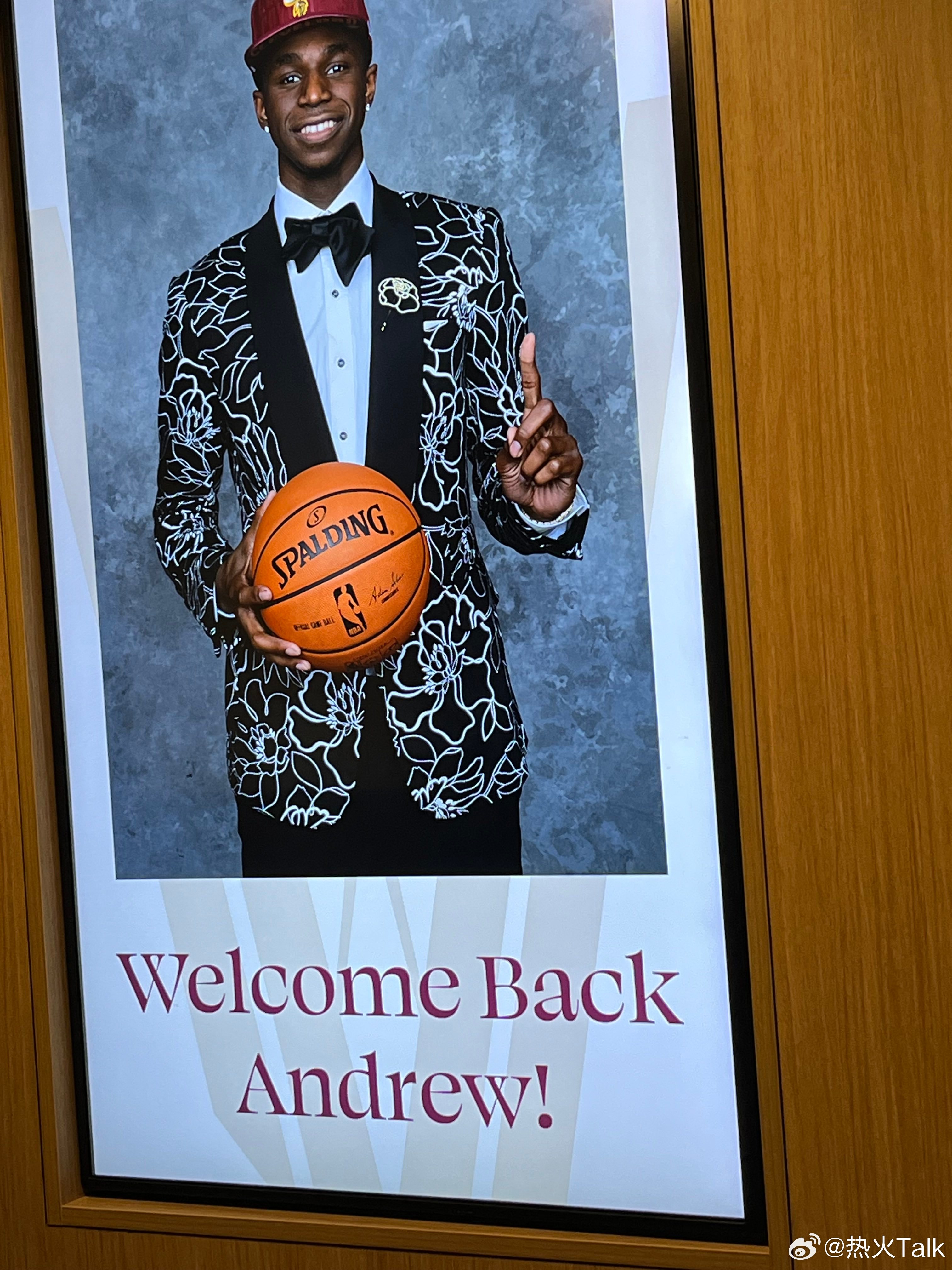 维金斯在骑士主场收到“欢迎回来”致敬，距离他被选中——然后立刻被交易，已经过去1