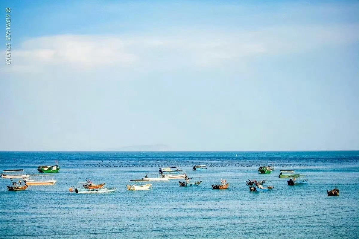 涠洲岛，被誉为海上香格里拉，在这里，你可以：抱抱浪花，亲亲太阳，近可戏海水沙石，