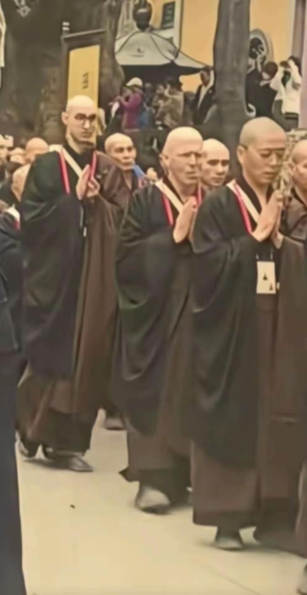 真可能是戴面具的！查查义乌有没有批发的。