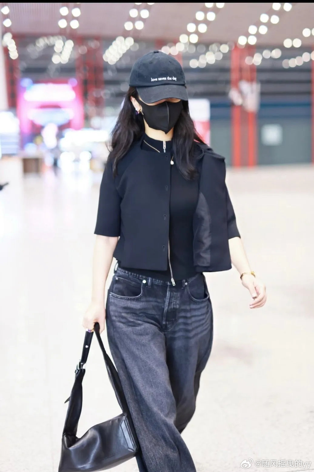 杨紫杨紫米兰出发机场出发图氛围感直接拉满，一身全黑穿搭简约又极具高级质感。短款黑