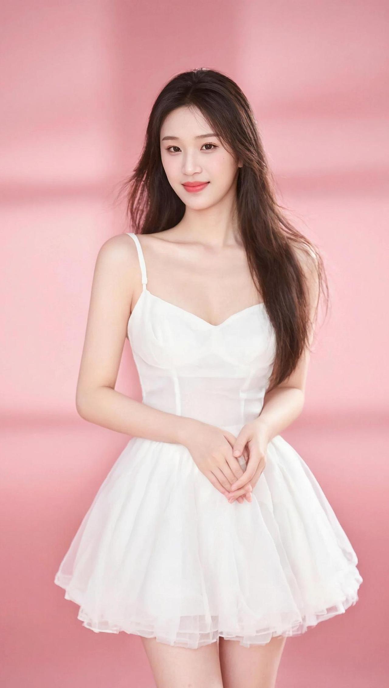 在柔和的灯光下，她仿佛是舞动的精灵，轻盈的白色裙摆如同云朵般飘逸。每一个动作都充