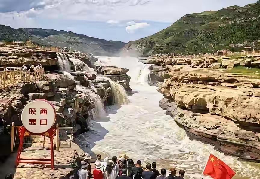 “妈，我们来看你了，一人100门票太贵了，我进不进去了！”

在山西壶口瀑布景区