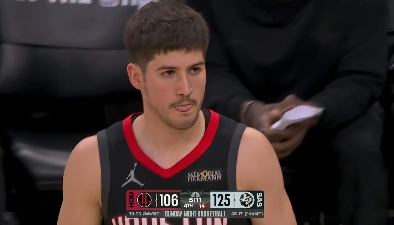 火箭新星谢波德太自我了！今天火箭客场120：145惨败马刺，谢波德俨然把自己当进