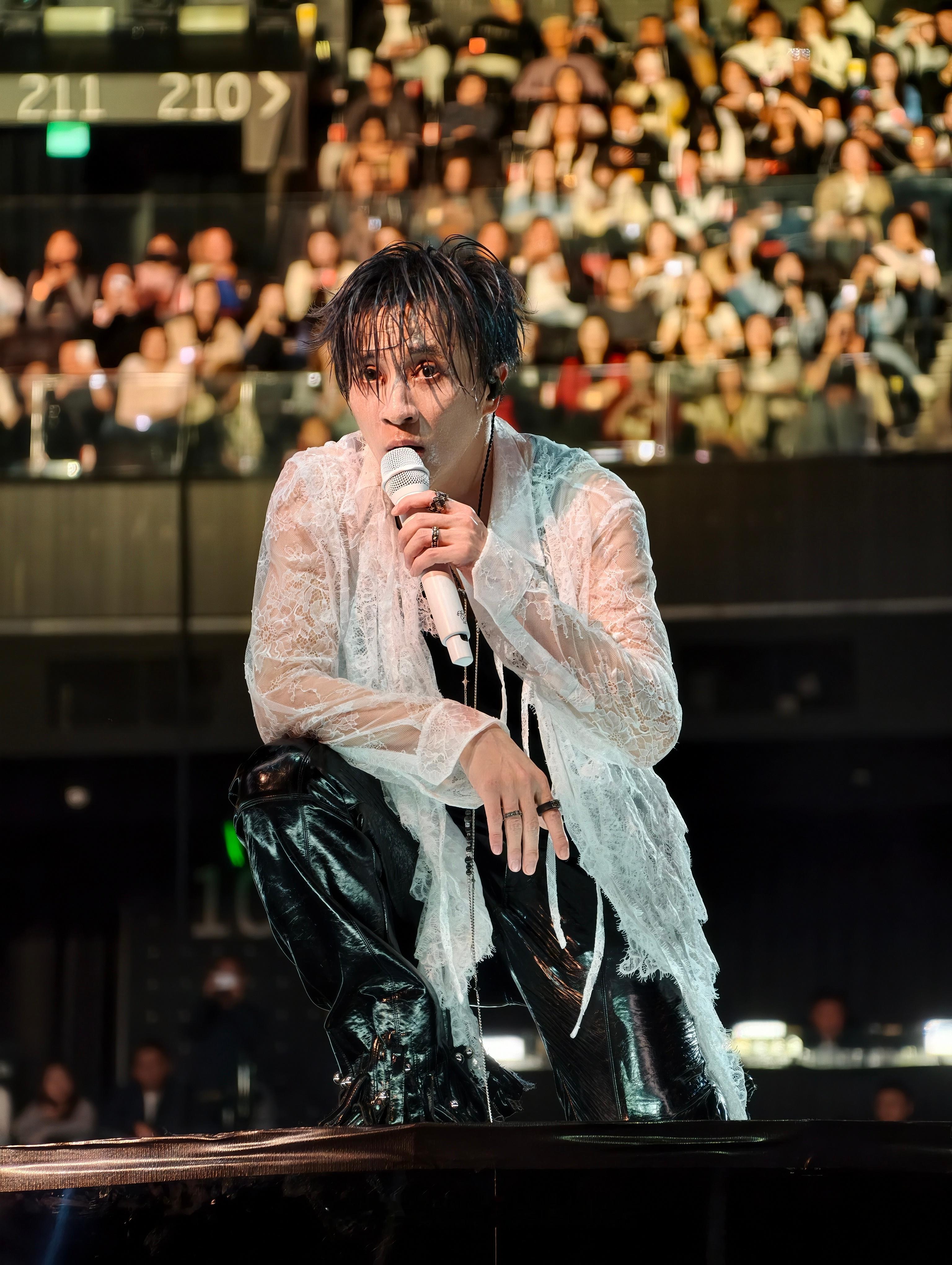 再来一组vivo X300 Pro镜头下的艺人，跨年夜现场太有氛围感了，薛之谦、