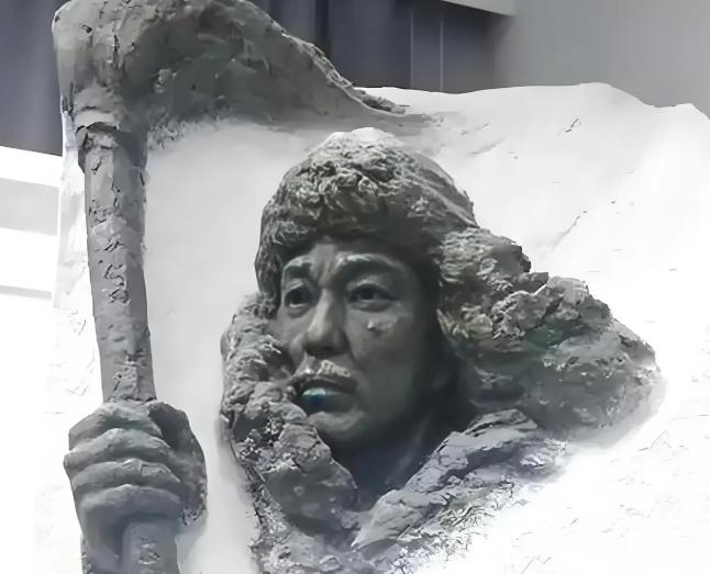 1937年，黑龙江大地主黄有带着三百多名日军进山找抗联。一路上他顿顿狂吃日军的牛