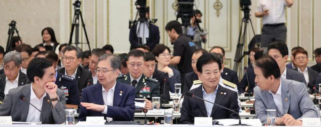 韩国高层因对朝称呼“掐架”，李在明左右为难。韩国统一部提议，在官方场合改用朝鲜正