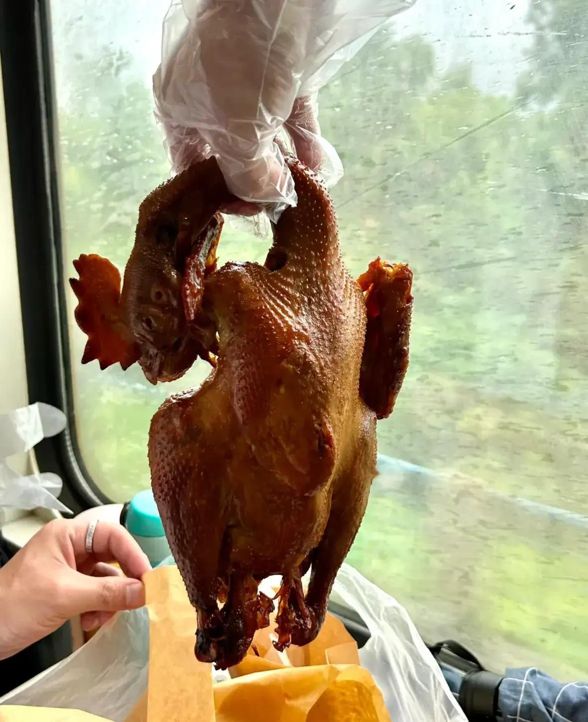 我媳妇突然问我一个问题：“以前泡面还没流行的时候，人们在火车上都吃啥呢？”然后我