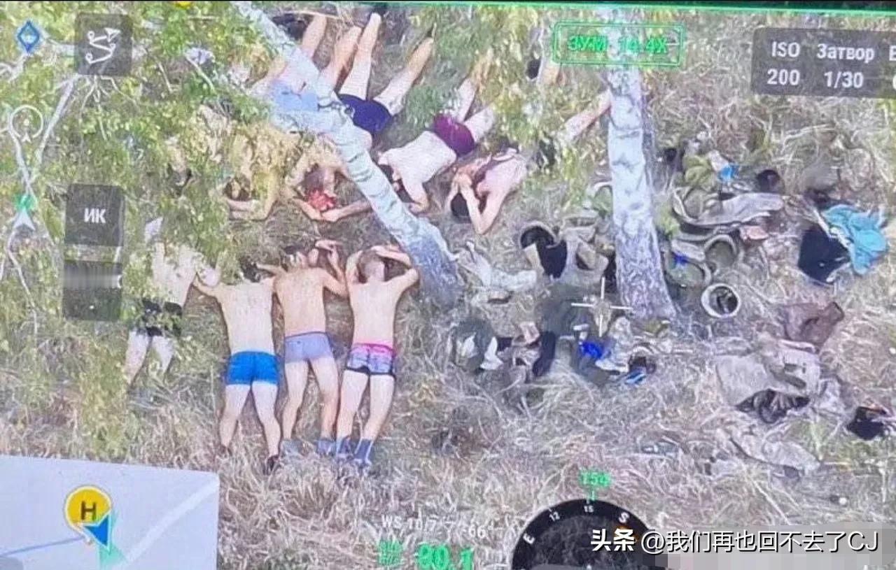 库尔斯克州，乌军8+1名无人机飞手被突袭的俄军俘虏，并全部扒光了衣服只留着裤衩趴