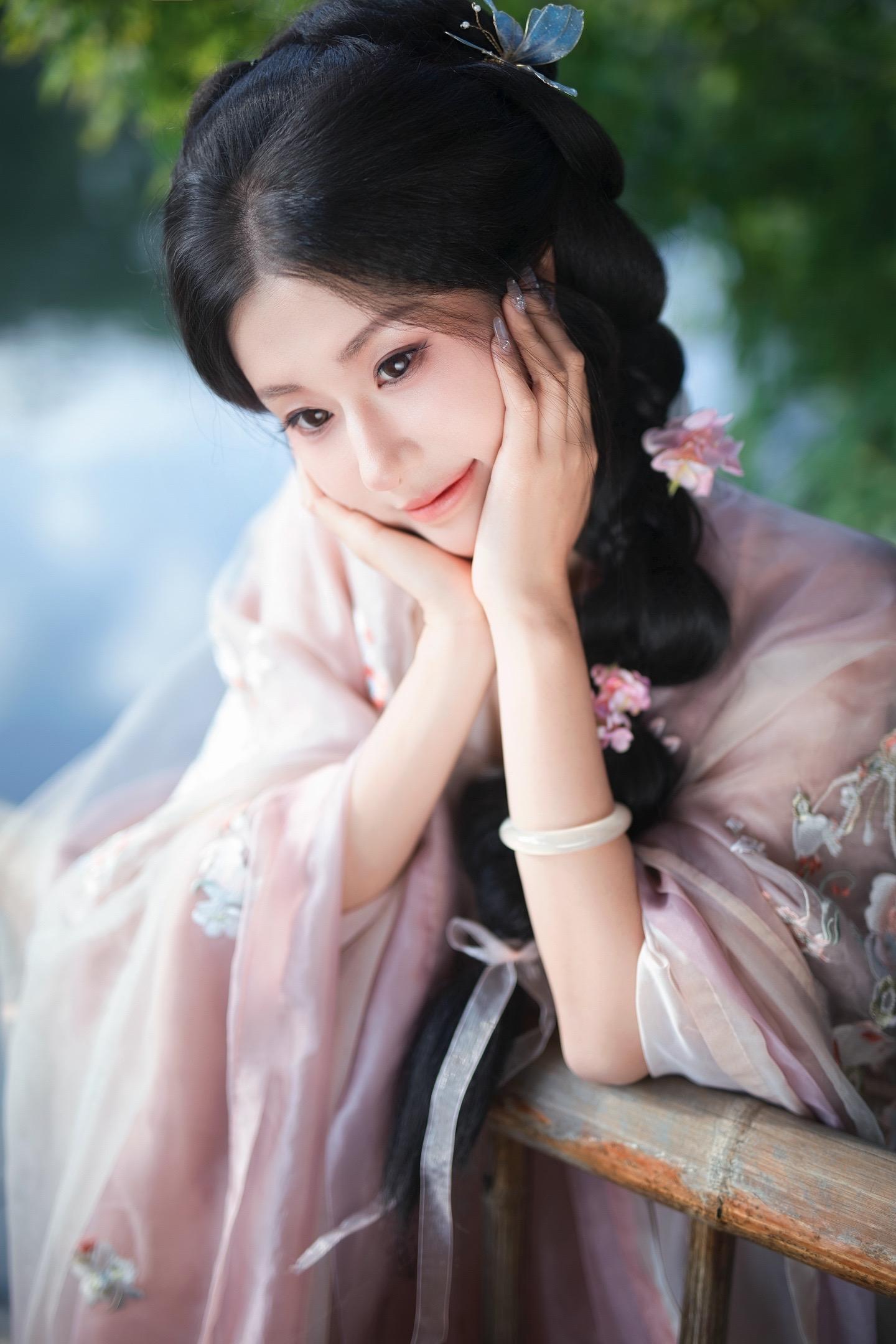 “明是明月的明，意是意中人的意”