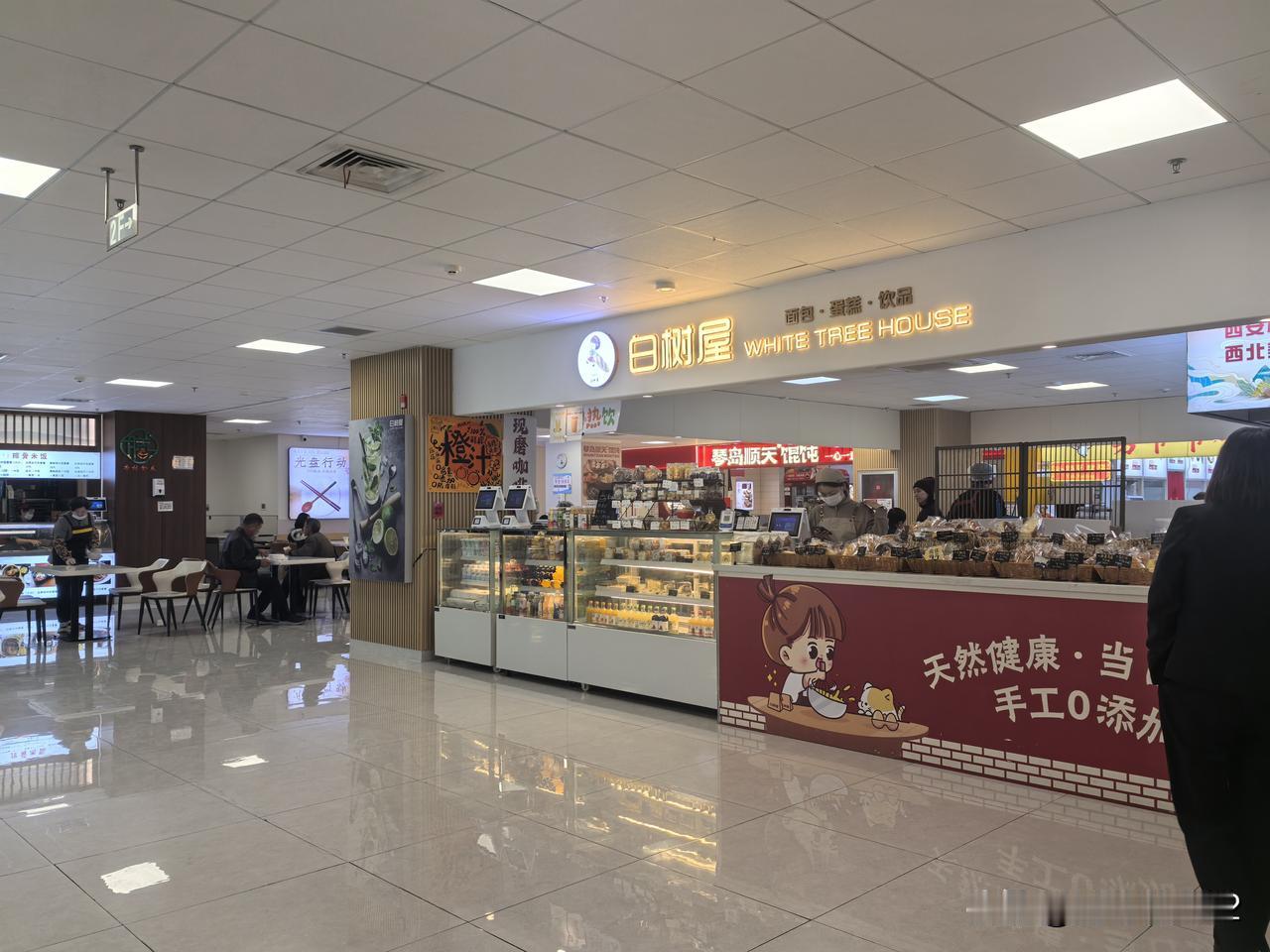 晒晒我家乡的三甲医院之一：山东大学齐鲁医院青岛院区的食堂一图1～图6。

山东大