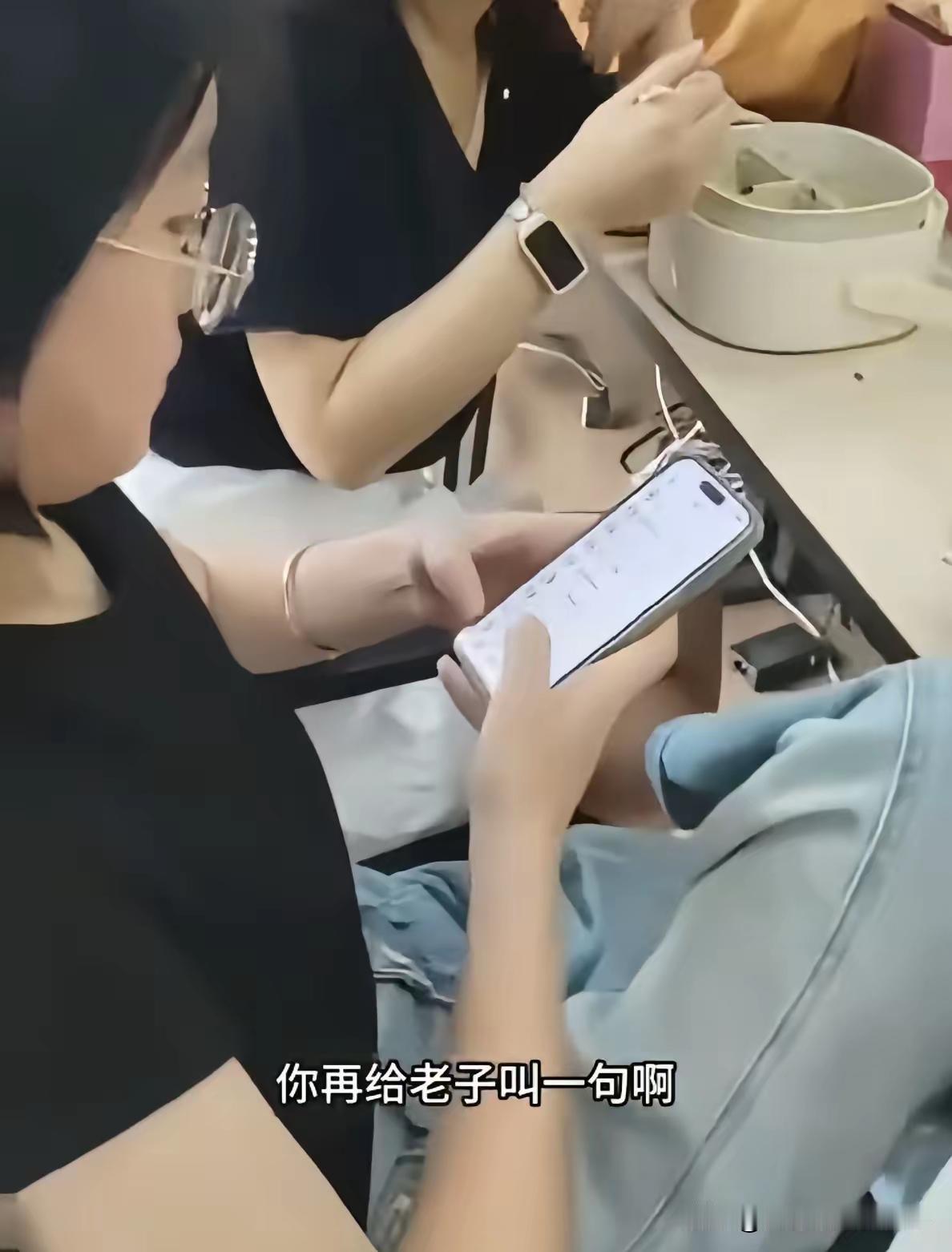 不知道大家注意到一个细节没有！
​眼镜妹掏出手机准备报警时，她并不是在拨号界面打