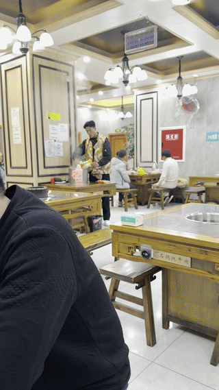 西藏一家餐厅服务员竟然当着顾客的面用速溶奶茶粉勾兑“酥油茶”？
这真是一点都不背