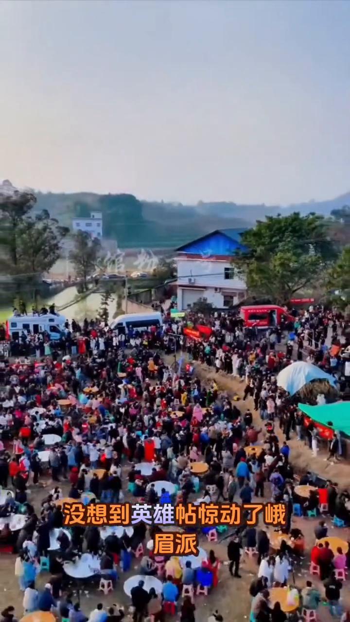 大陆美食：馆长想吃杀猪饭了。
有没有喝一点热汤来点？来一口凉菜，酸酸的、辣辣的，