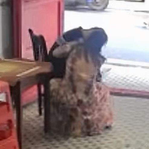 “赔10万”“老人死了你们要负责”“不给就把遗体摆你店门口” 这一番操作跟抢劫没