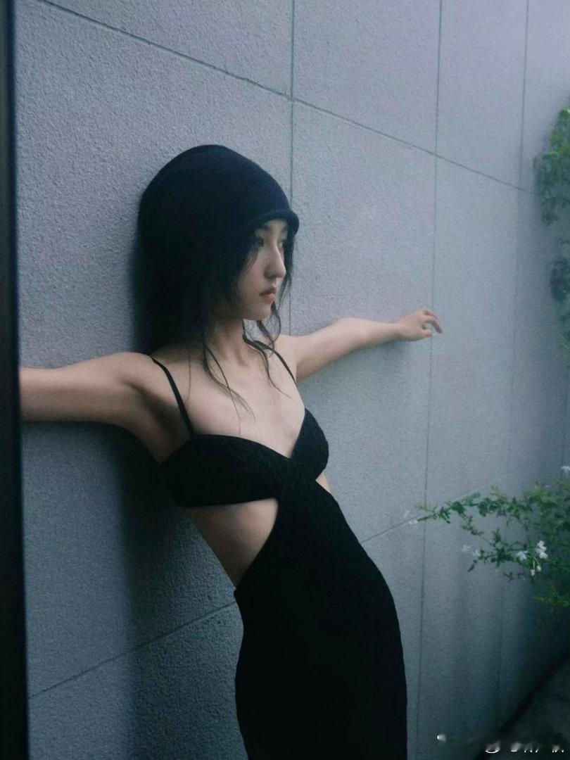 张子枫黑色吊带写真，好有氛围感 